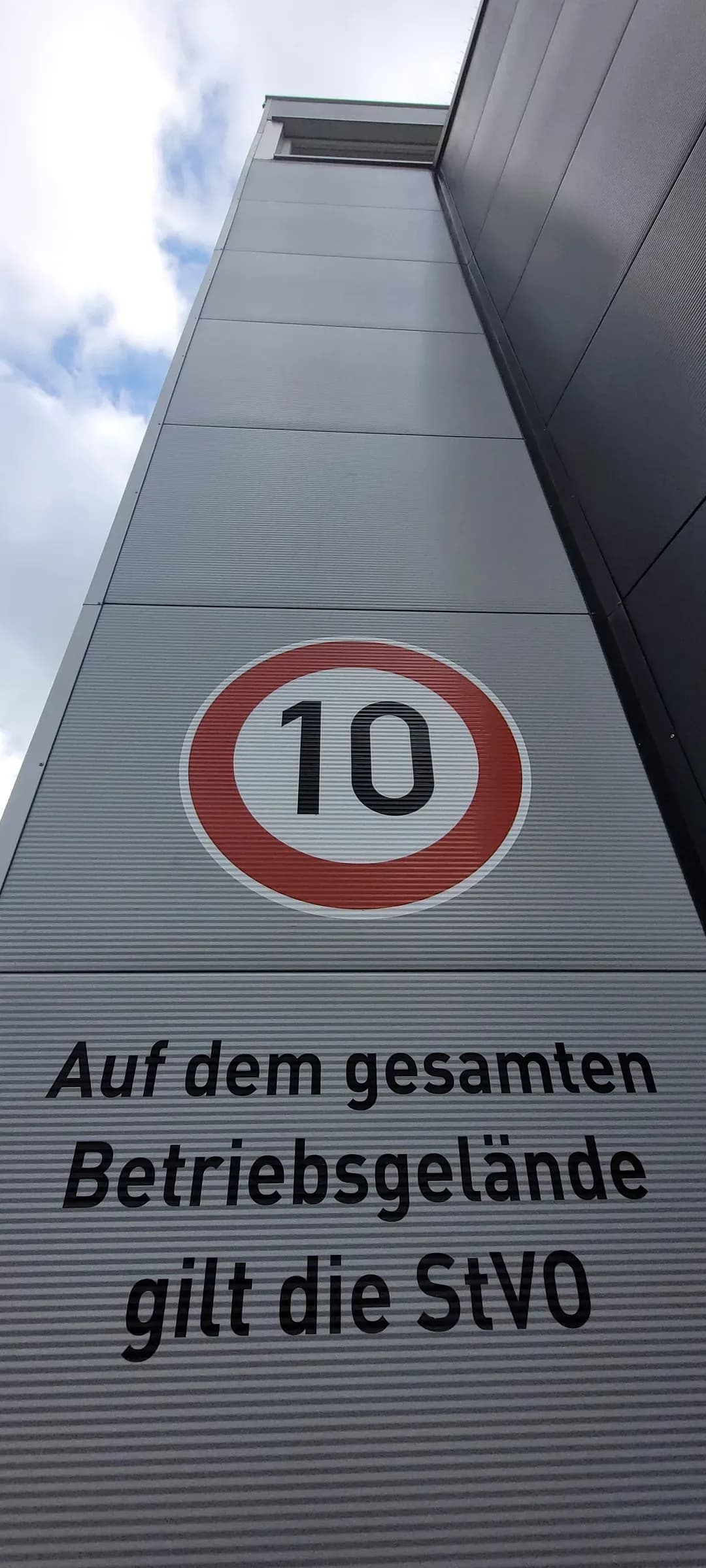 Dieselbe Trapezblechfassade nach der Fassadenreinigung durch Gebäudedienstleistungen JULE, Beschilderung wieder farbklar