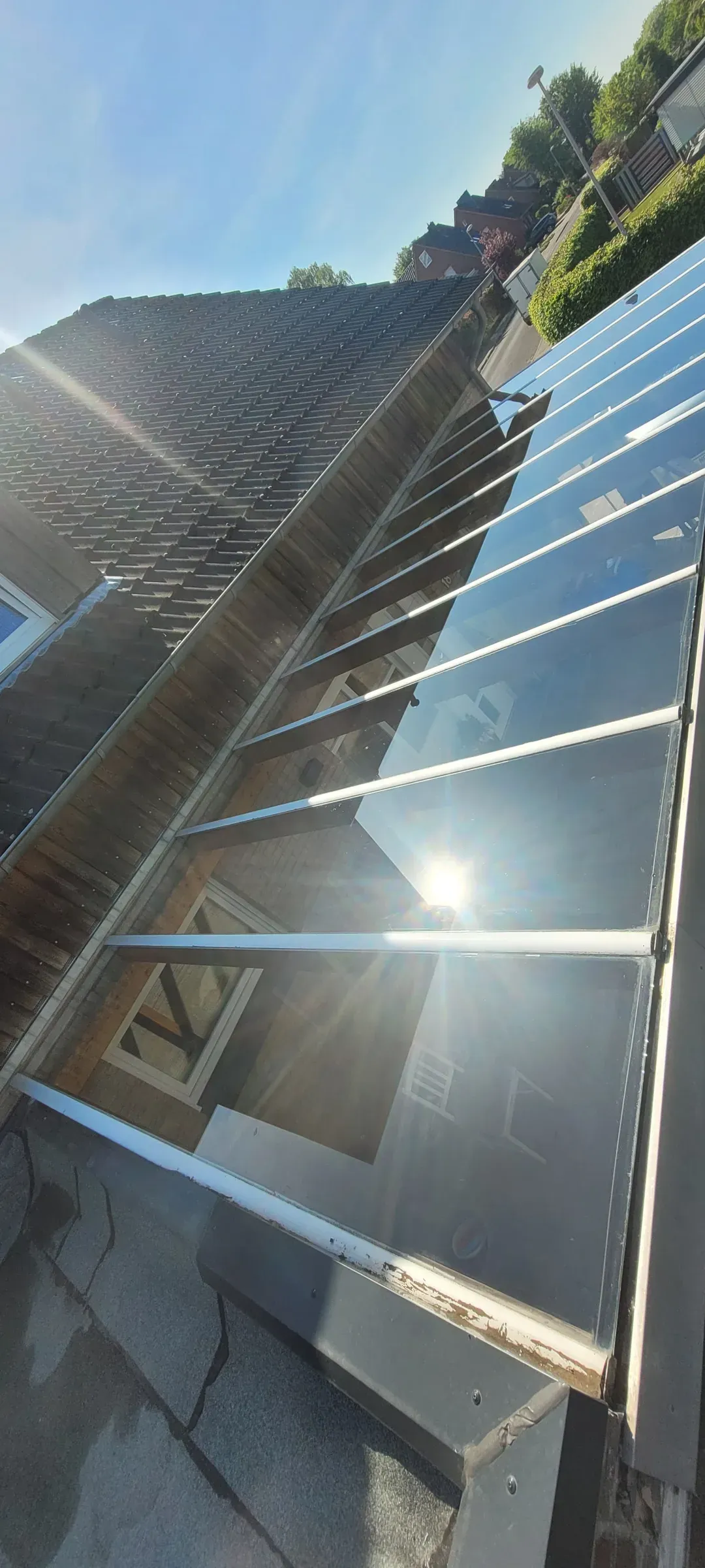 Dasselbe Terrassendach nach der Reinigung durch Gebäudedienstleistungen JULE, Platten wieder lichtdurchlässig