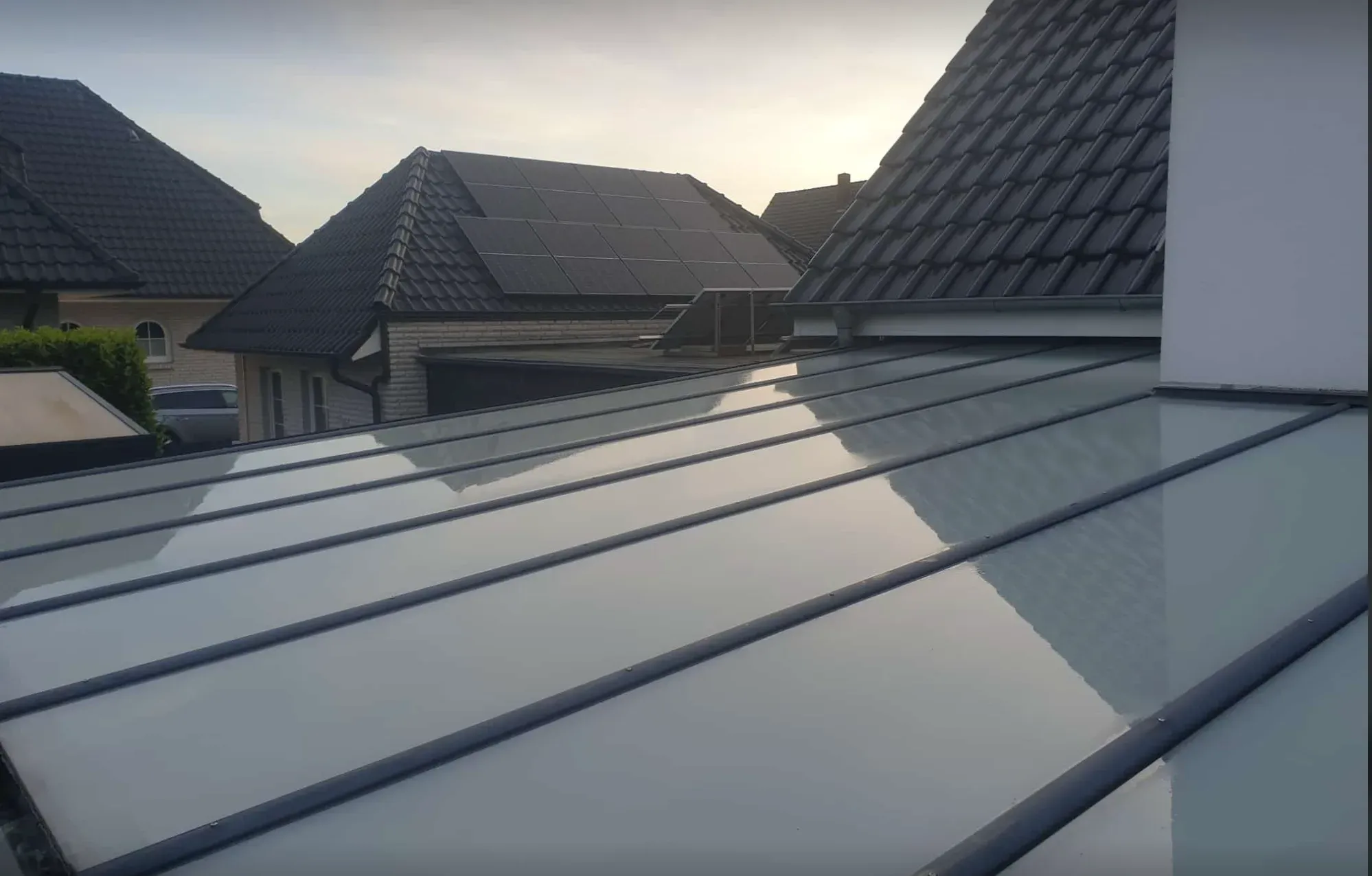 Dieselbe Terrassenüberdachung nach der Reinigung durch Gebäudedienstleistungen JULE, Metallfelder wieder spiegelnd