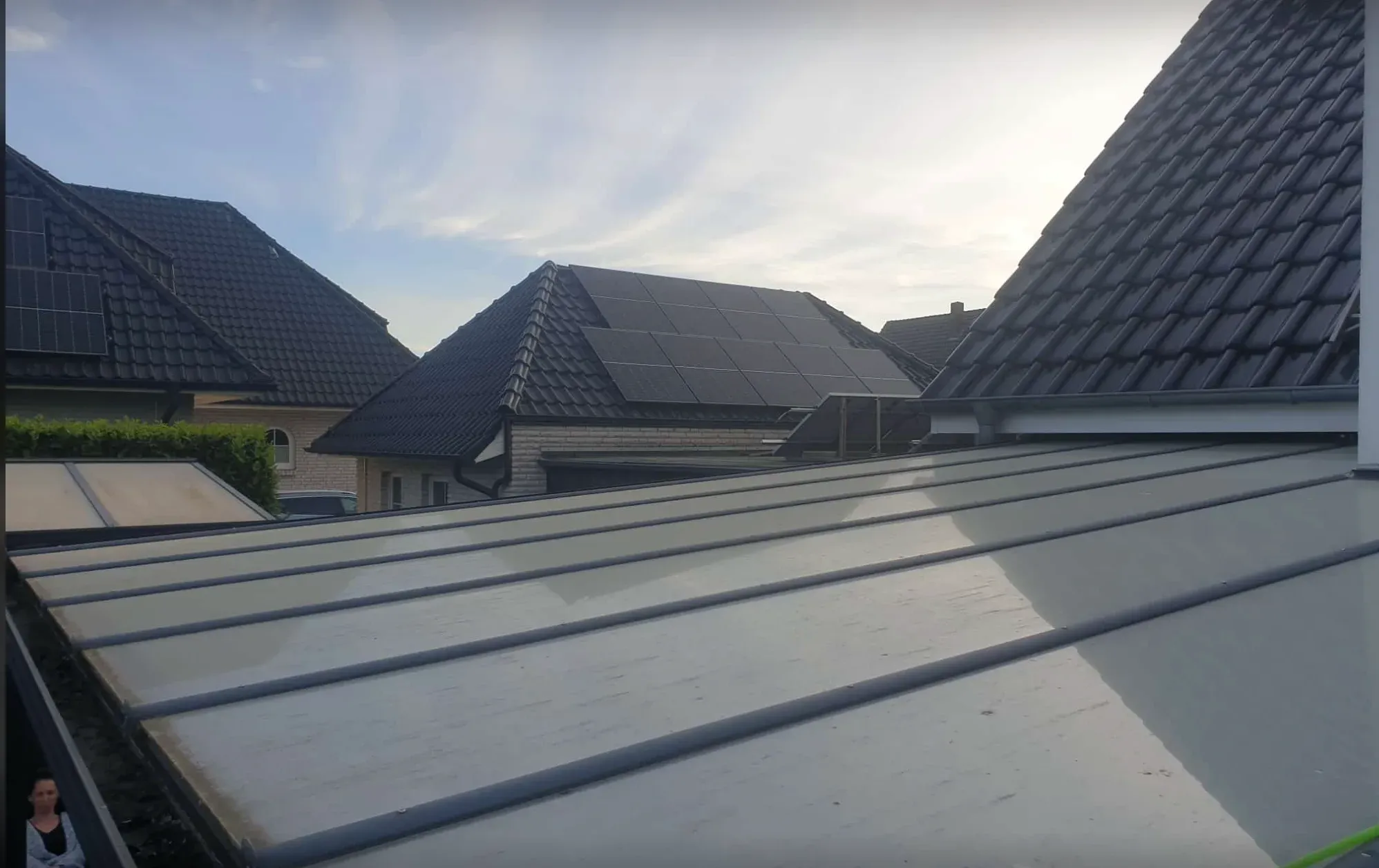 Terrassenüberdachung mit stumpfen, streifigen Metallfeldern vor der Reinigung durch Gebäudedienstleistungen JULE